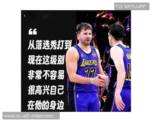 小里与拉拉维亚合影NBA商店东契奇调侃球迷买不买自己球衣